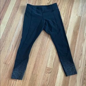 Lululemon Crops Size 8 reflective fabric black